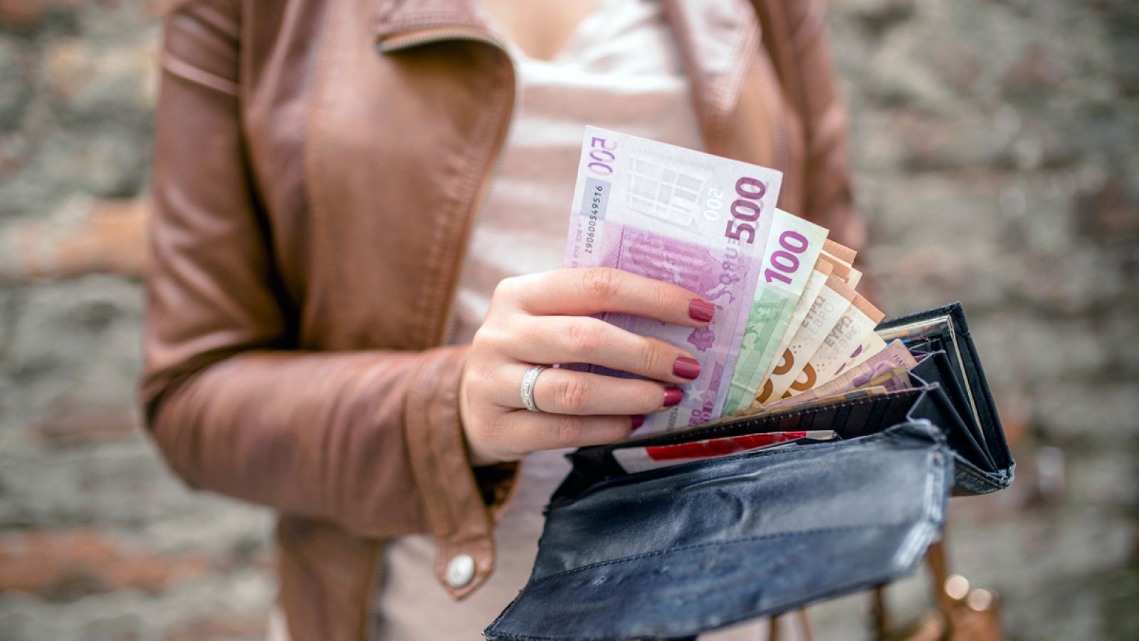 Una mujer se dispone a comprar varios billetes de Lotería.