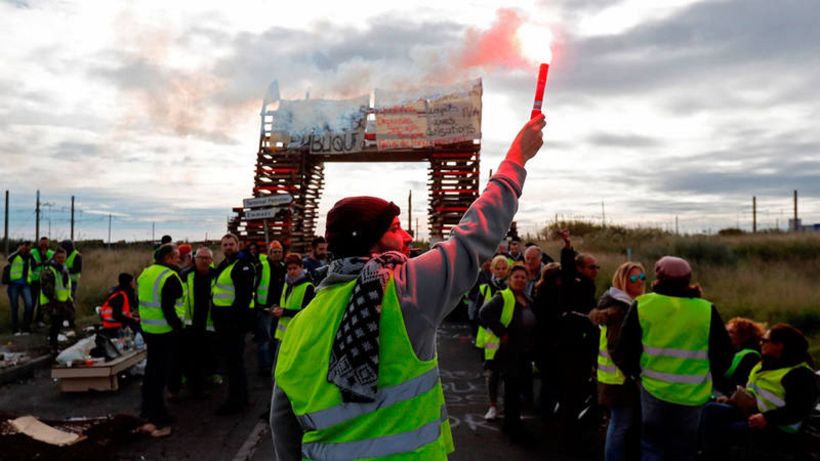  Manifestantes de los "chalecos amarillos" bloquean el acceso a una refinería de petróleo de Frontignan (Francia)