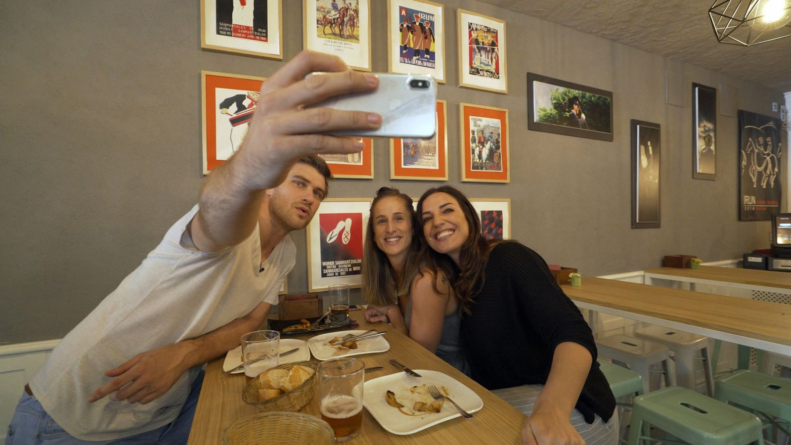 'Deportistas de Eli-te' reúne a dos de los mejores jugadores de balonmano de España: Julen Aguinagalde y Nerea Pena