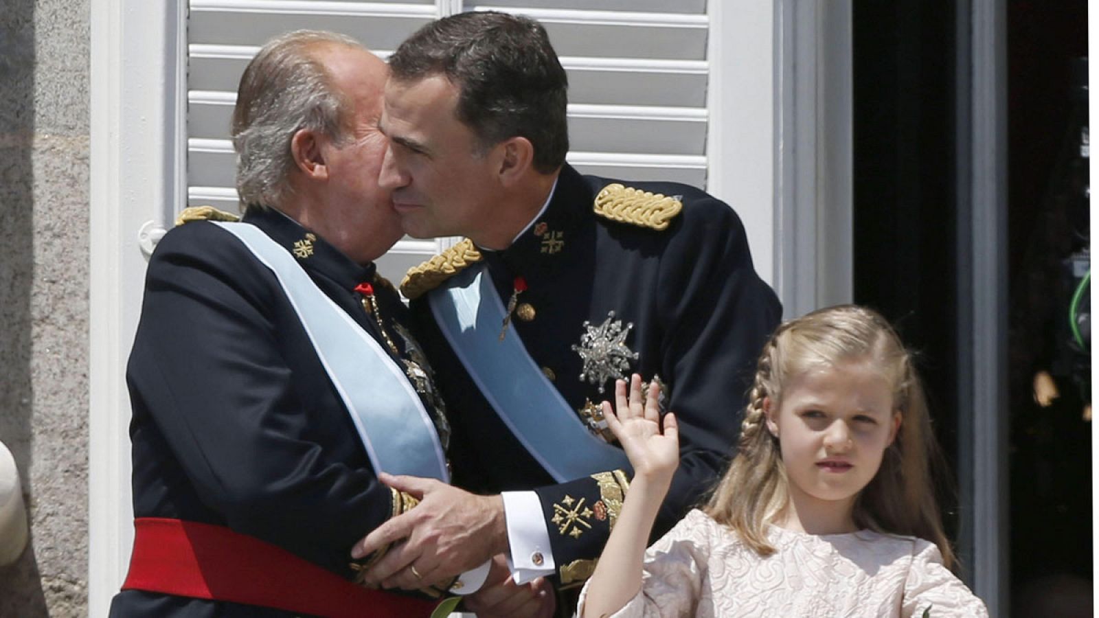 El rey Felipe VI, Juan Carlos I y la princesa Leonor tras el acto de proclamación del primero ante las Cortes