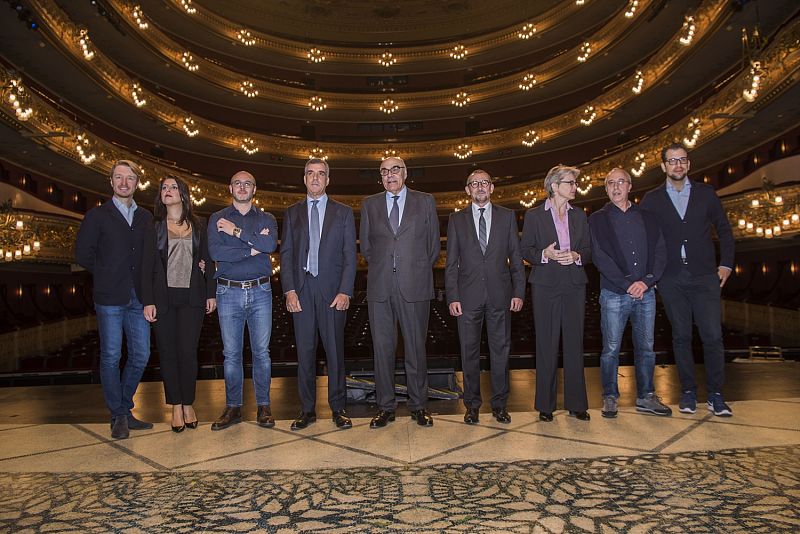 Foto de familia de la presentación en el Liceu