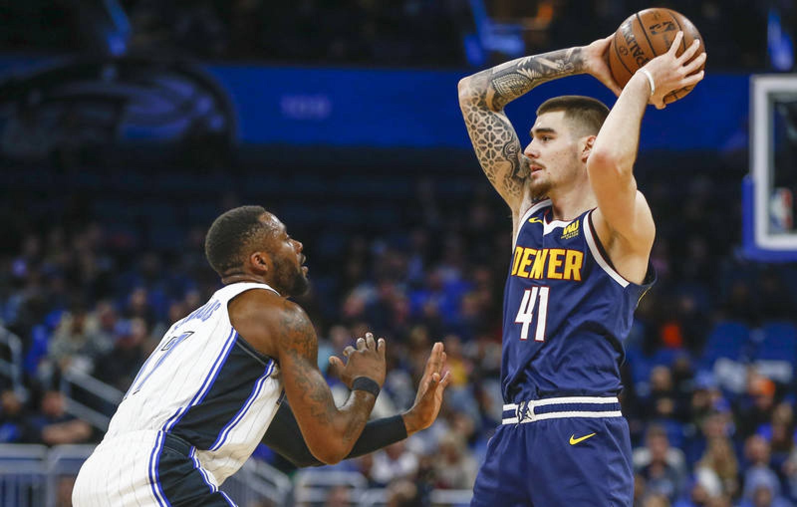 Juancho Hernángomez (d), ante Simmons