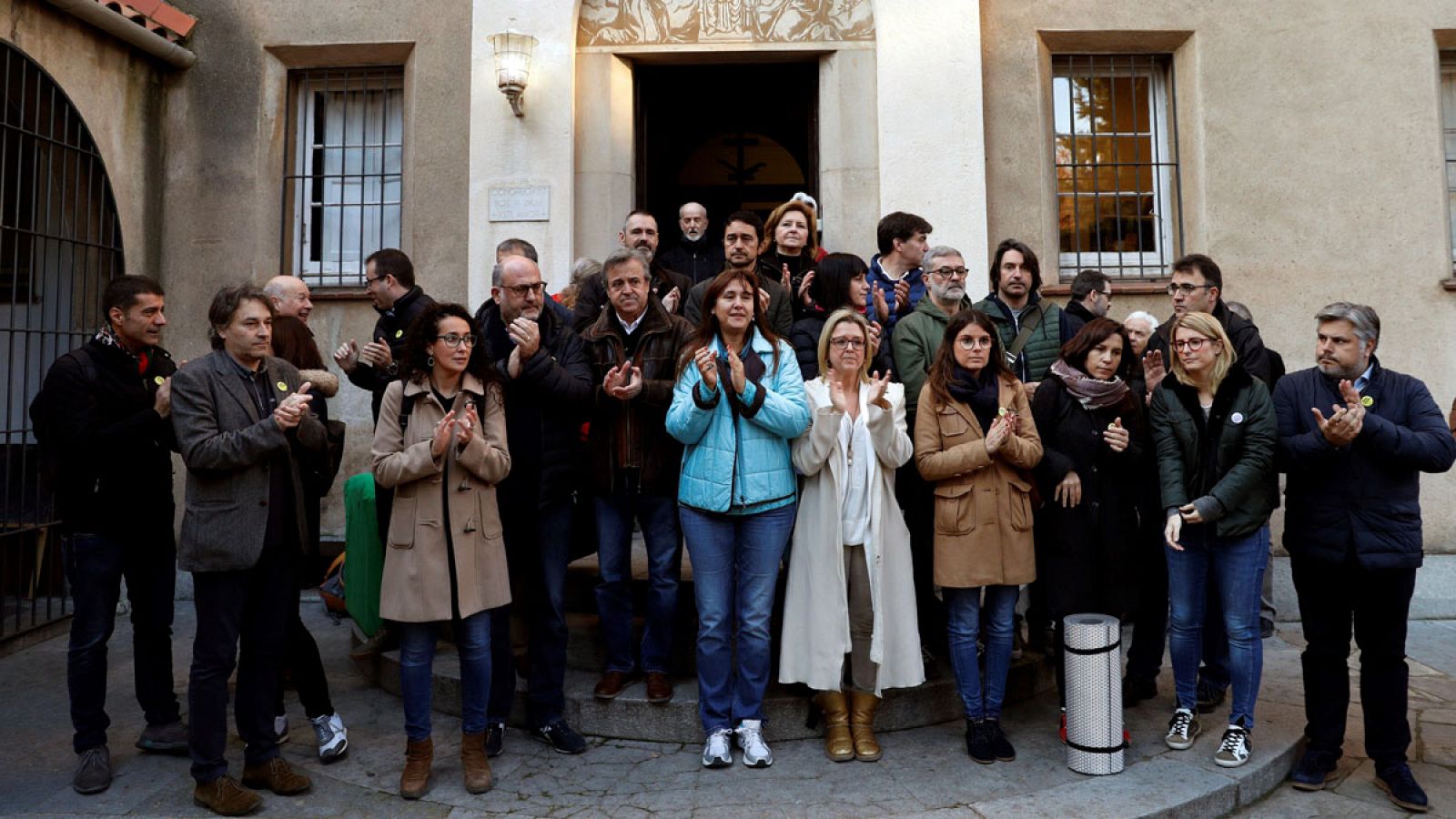 Elsa Artadi (2d) y Laura Borràs (c), entre los diputados soberanistas del Parlament y activistas, en Caputxins de Sarrià.