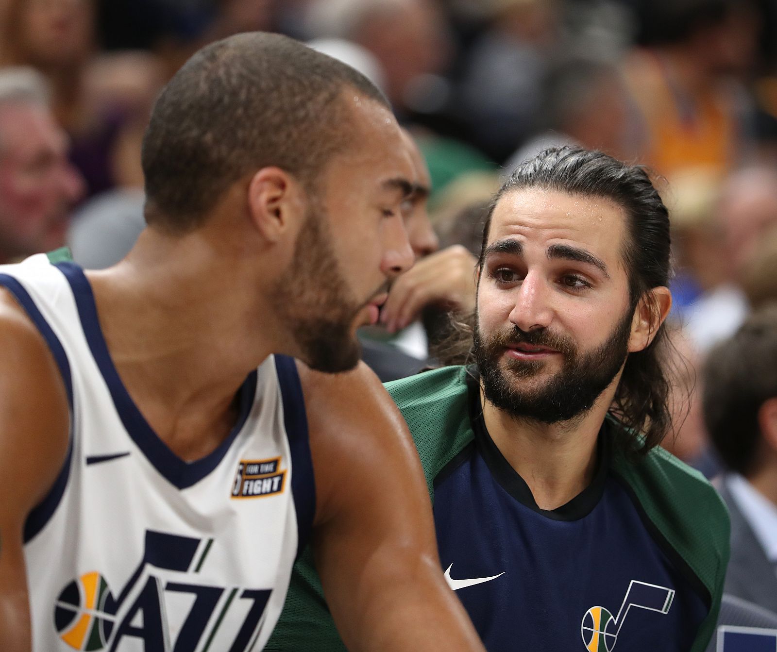 El jugador Ricky Rubio (d) de Utah Jazz conversa con su compañero Rudy Gobert en el banquillo durante un partido de esta temporada