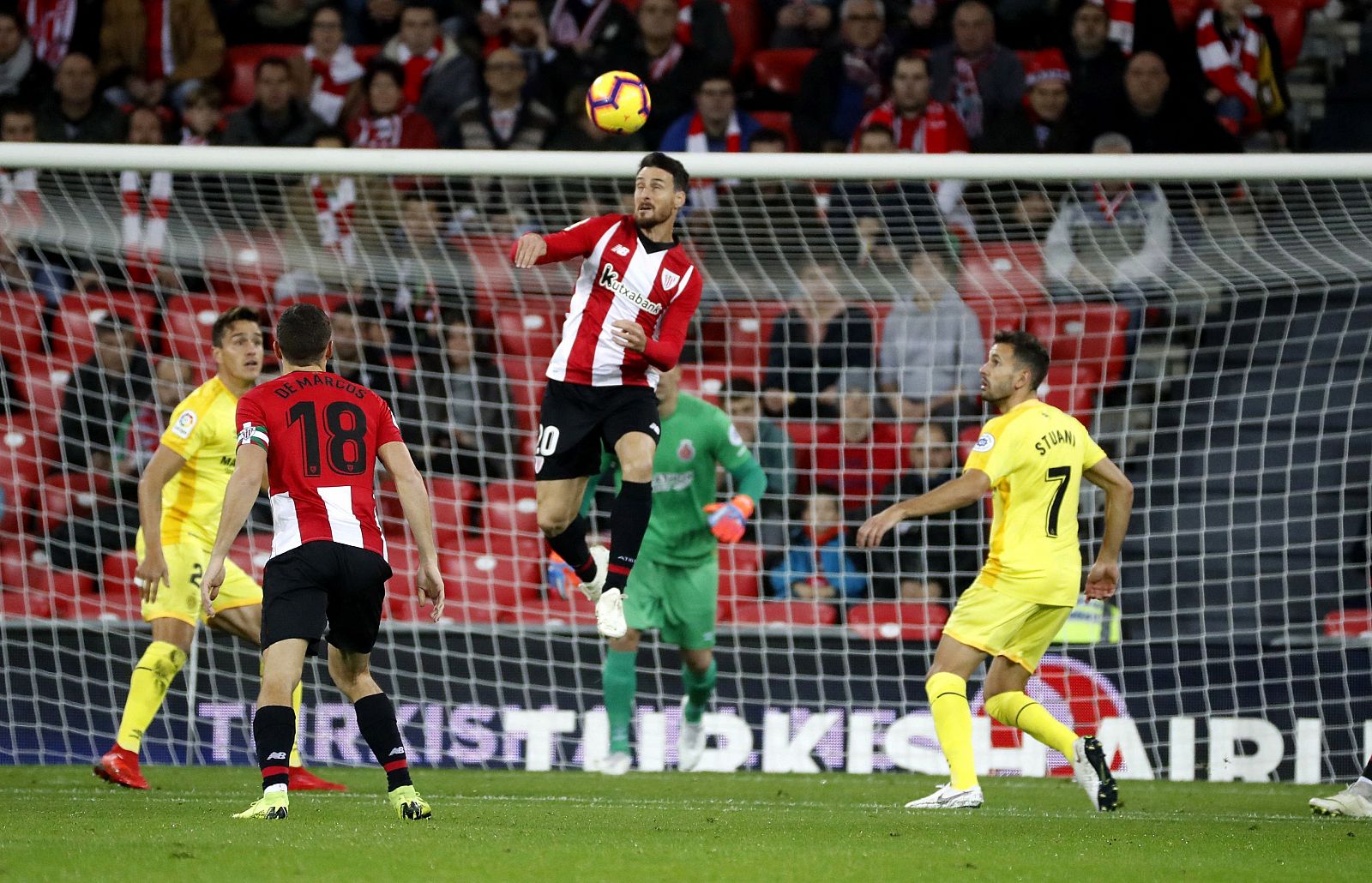 El delantero del Athletic de Bilbao Aritz Aduriz (c) en una acción del partido.