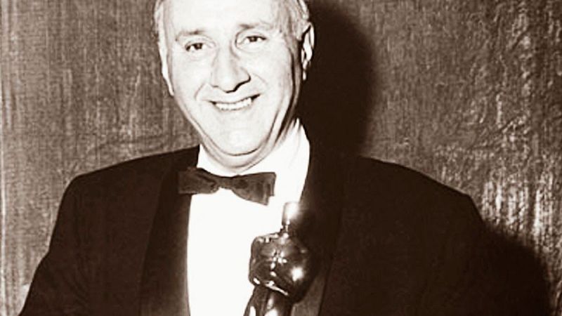 Dimitri Tiomkin, músico nacido en Rusia que emigró a Estados Unidos, donde fue uno de los compositores de bandas sonoras más reputados y laureados del cine de Hollywood