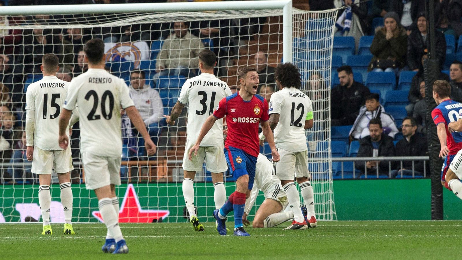 El delantero del CSKA, Fedor Chalov, celebra su gol, el primero del equipo, ante el Real Madrid.