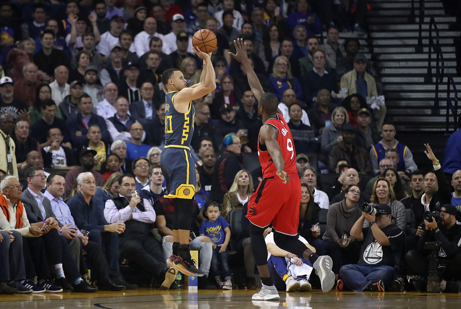 Curry lanza a canasta ante Ibaka