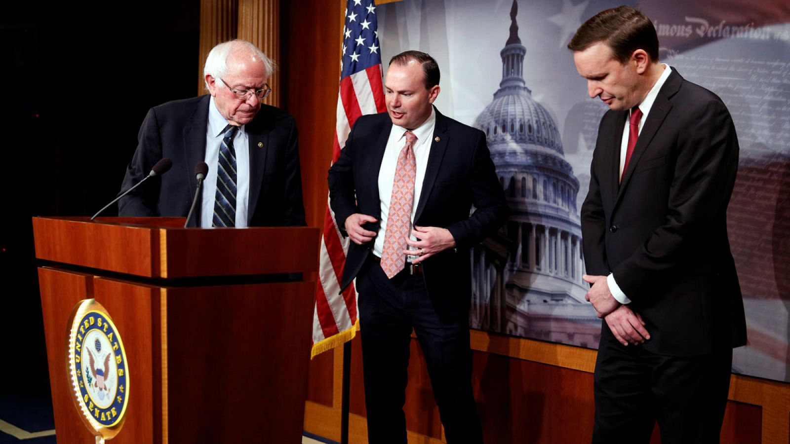 De izquierda a derecha los senadores Bernie Sanders,  Mike Lee y Chris Murphy hablando tras la votación.