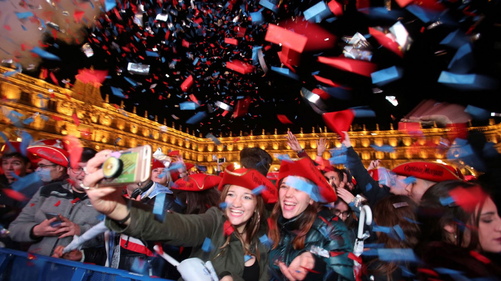 Una imagen de las celebraciones del 'Fin de Año Universitario' en la Plaza Mayor de Salamanca.