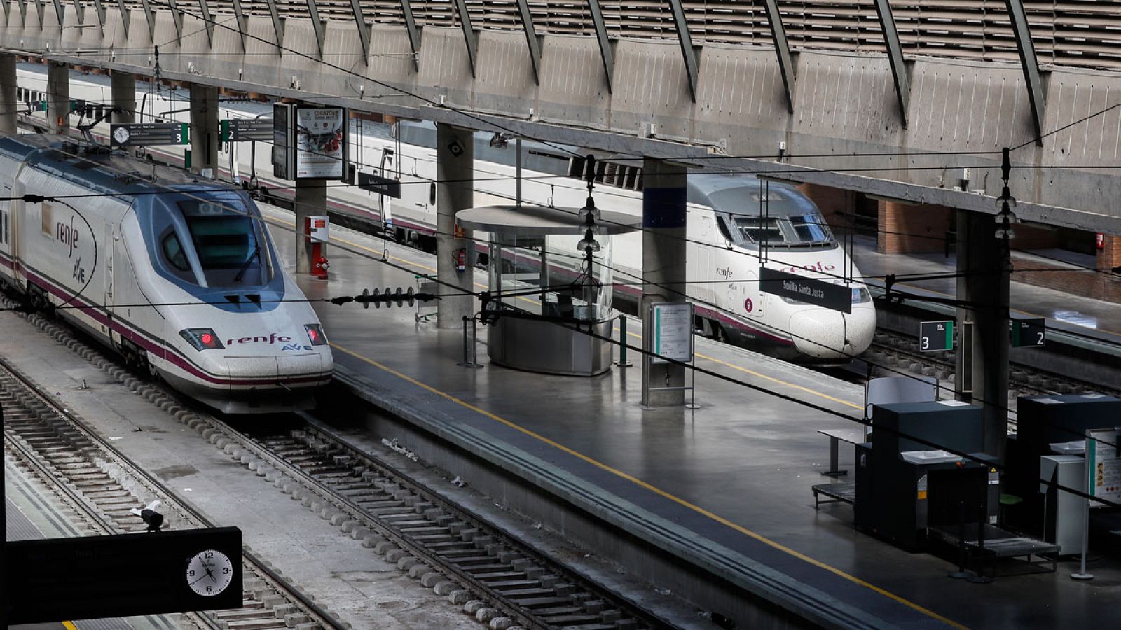 Trenes AVE en la estación de Santa Justa de Sevilla