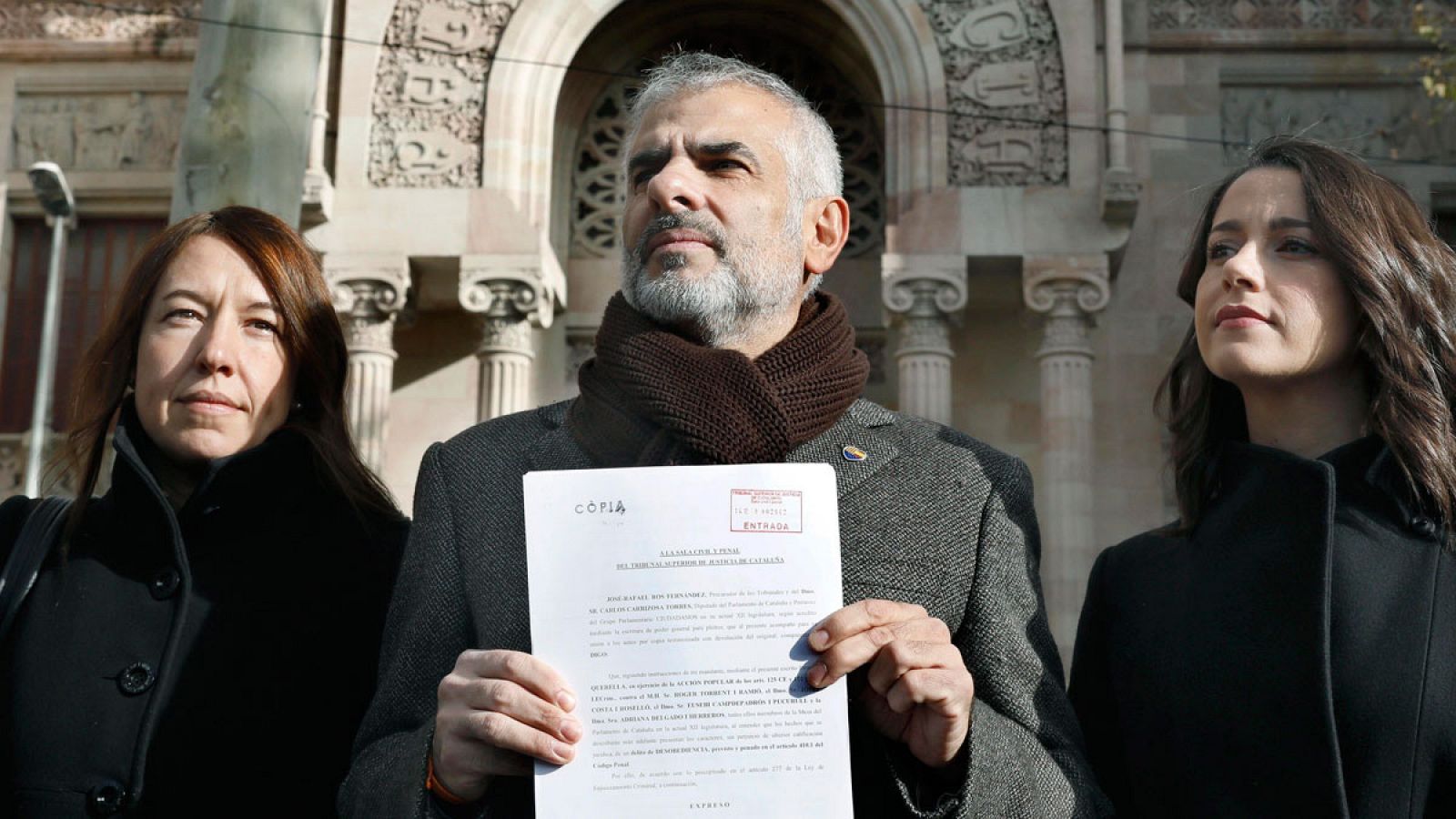 Inés Arrimadas (i) junto al portavoz parlamentario, Carlos Carrizosa (c), y la diputada Marina Bravo (i)