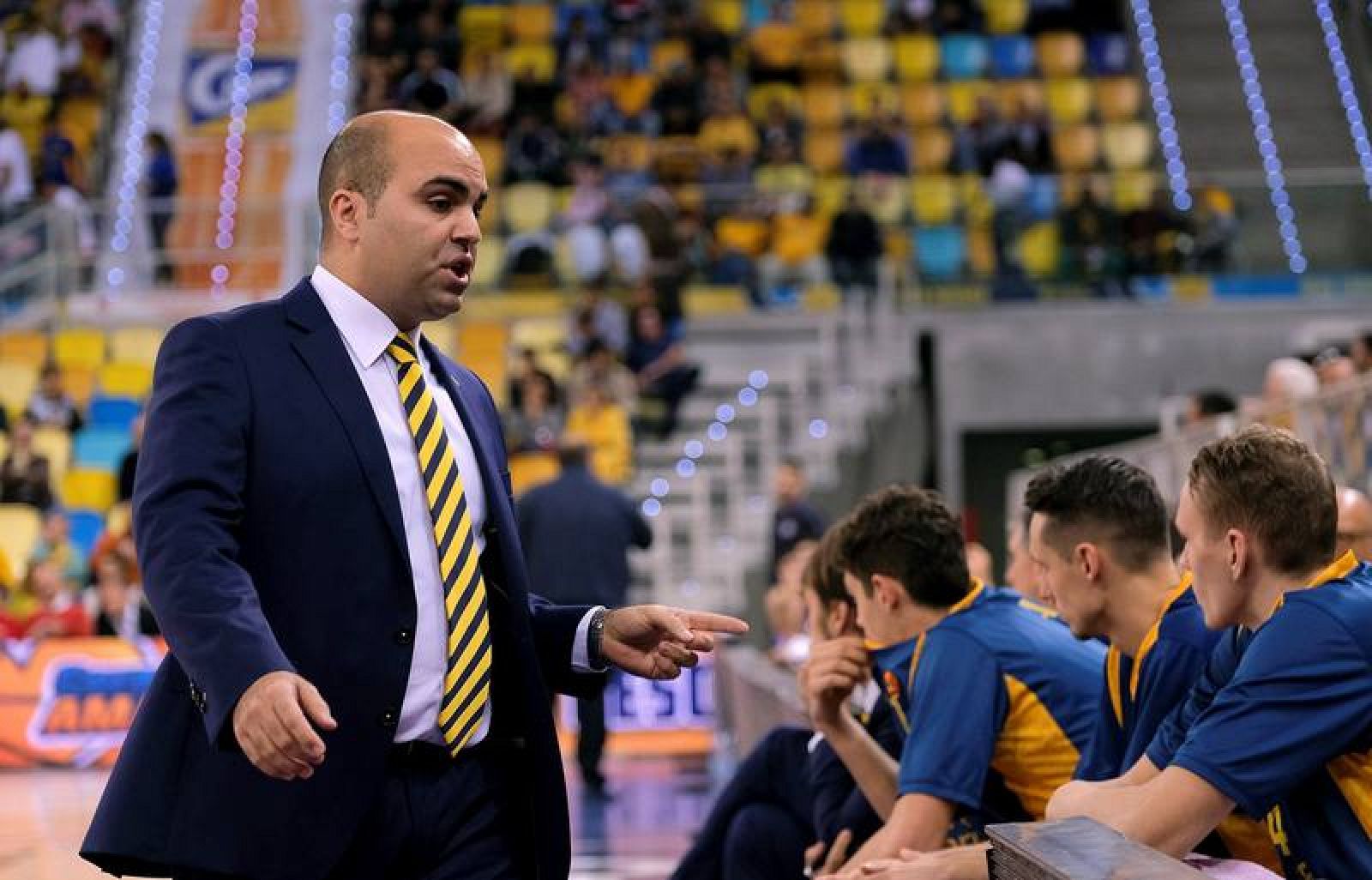 El entrenador del Herbalife Gran Canaria, Víctor García (i), durante el partido de la Euroliga de baloncesto ante el Buducnost Voli Podgorica 
