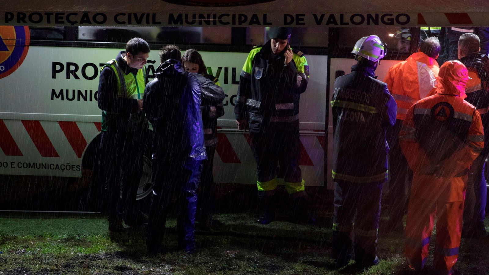 Operarios de Protección Civil en el puesto de mando de búsqueda del helicóptero de emergencia siniestrado en Portugal.