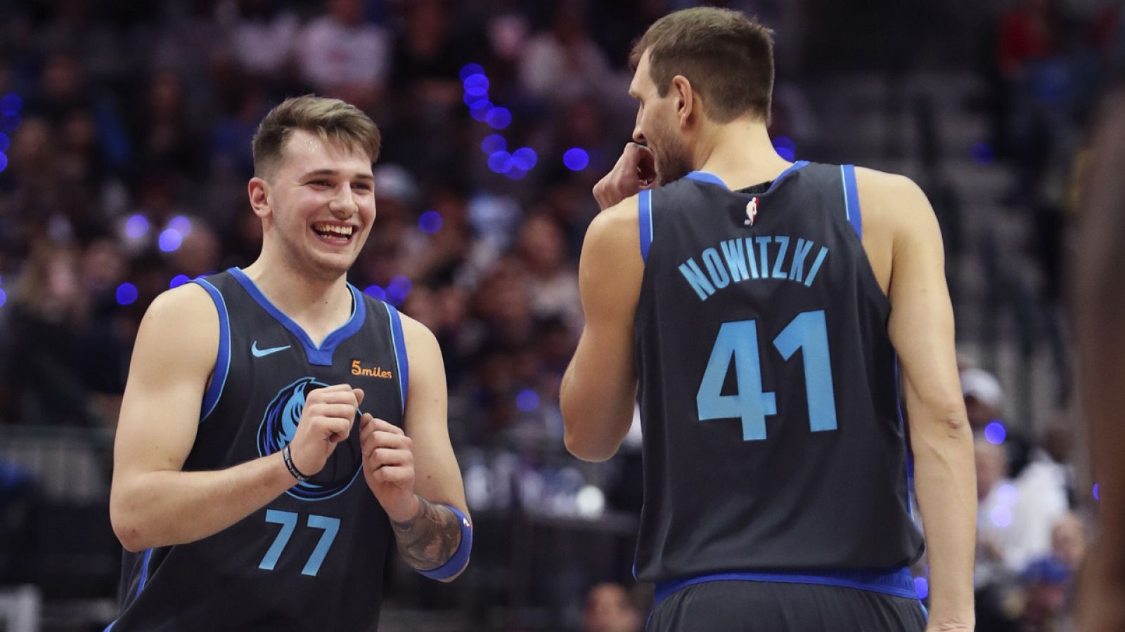 Luka Doncic (izquierda) y Dirk Nowitzki