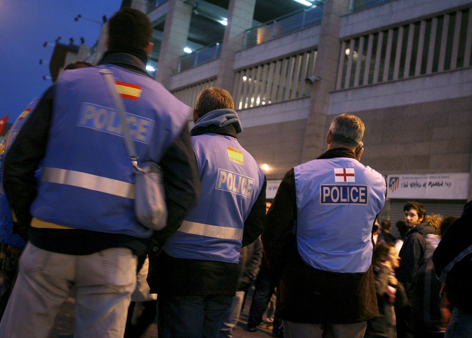 Control policial en los aledaños del Calderón en un partido de Champions de 2008