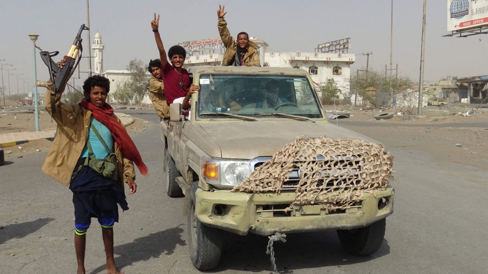 Fuerzas pro gubernamentales yemeníes se reúnen en la ciudad portuaria de Hodeida horas antes de la tregua.