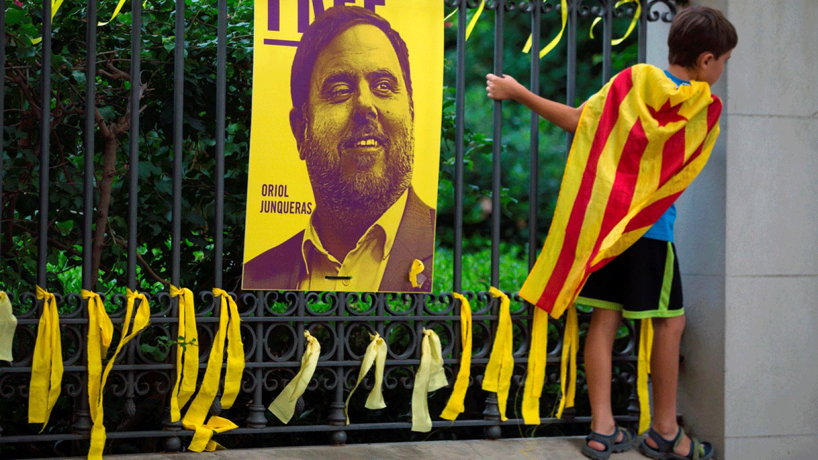 Lazos amarillos colocados ante una fotografía del exvicepresidente del Gobierno regional catalán Oriol Junqueras