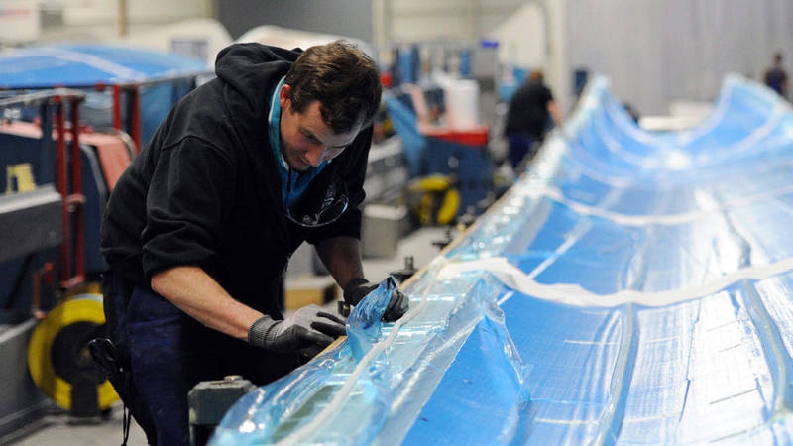 Imagen de archivo de un trabajador en una fábrica alemana