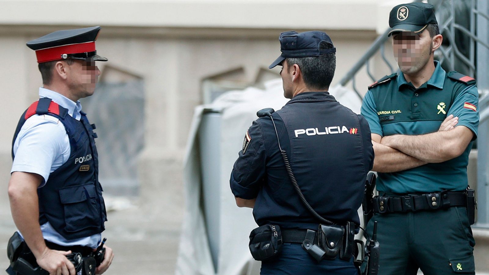 Representantes de los Cuerpos y fuerzas de seguridad del Estado, hacen guardia en el exterior del edificio de la Delegación del Gobierno en Cataluña