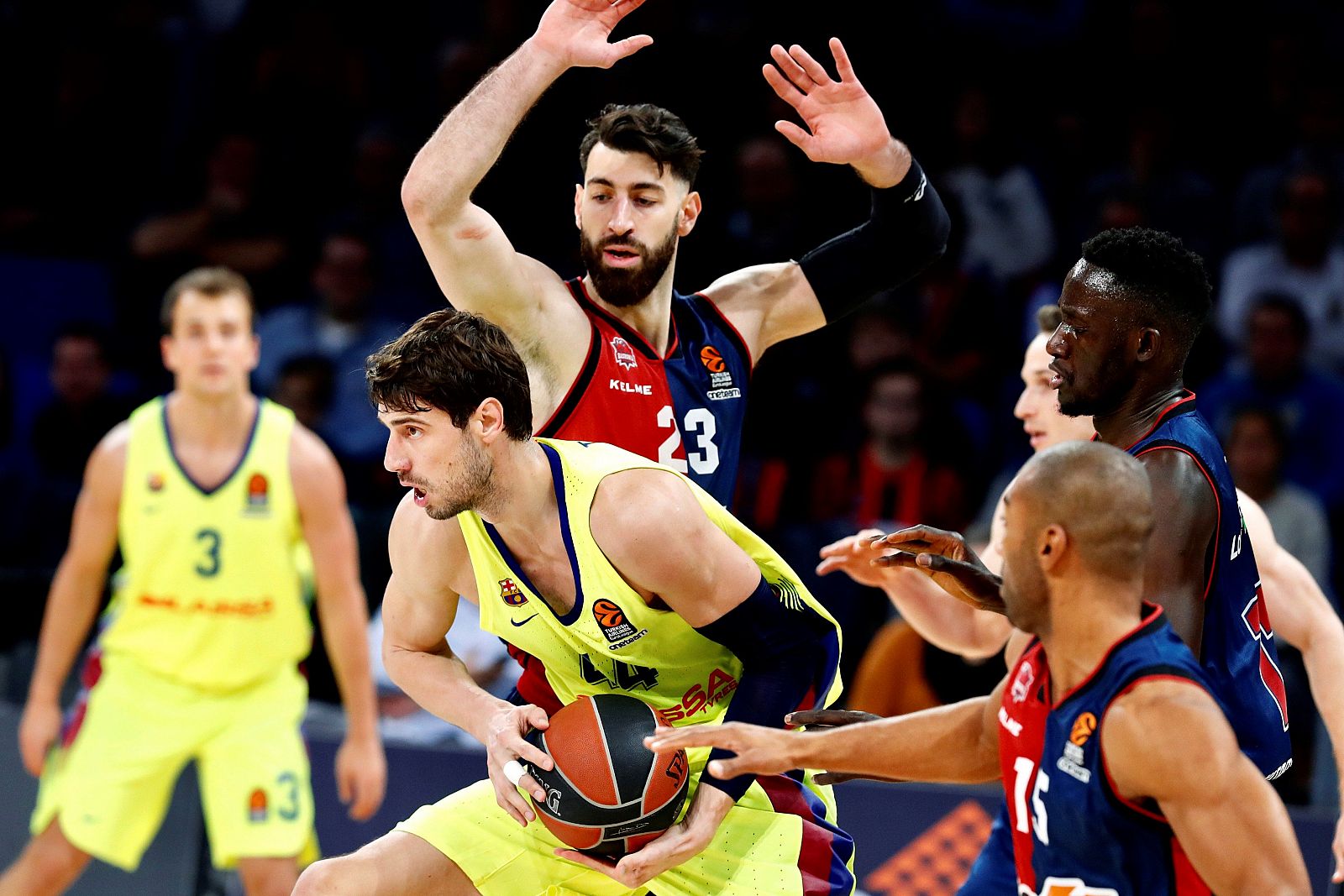 El pívot georgiano del Kirolbet Baskonia Thornike Shengelia (c. detrás) y el pívot croata del FC Barcelona Lassa Ante Tomic (delante), durante el partido correspondiente a la jornada 14 de la EuroLiga que se disputa hoy en el pabellón Fernando Buesa