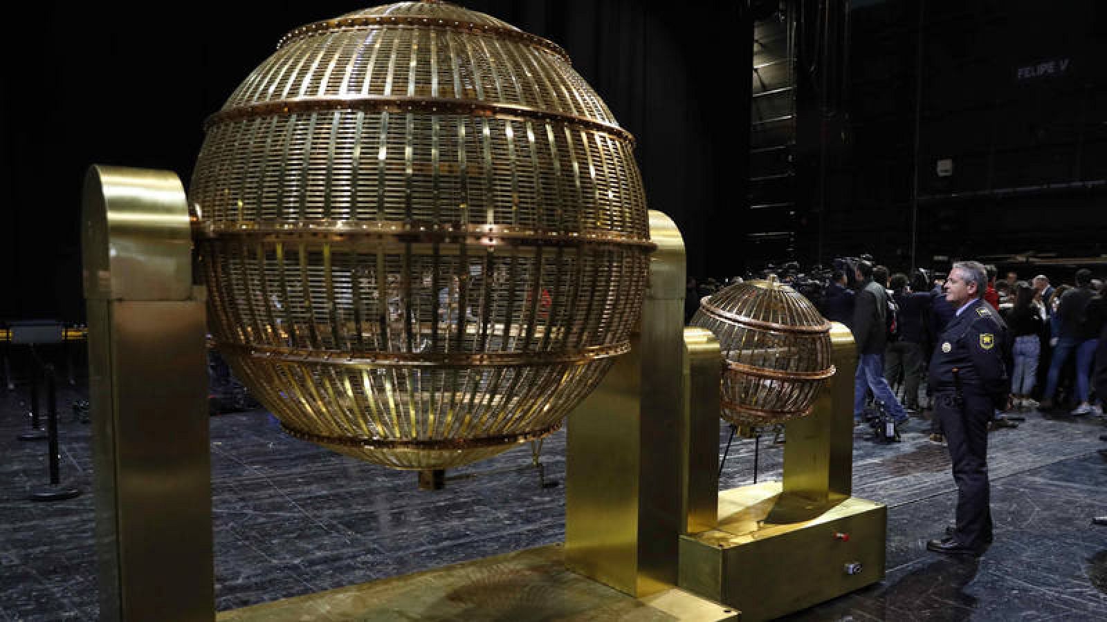 Los bombos ya instalados en el escenario del Teatro Real