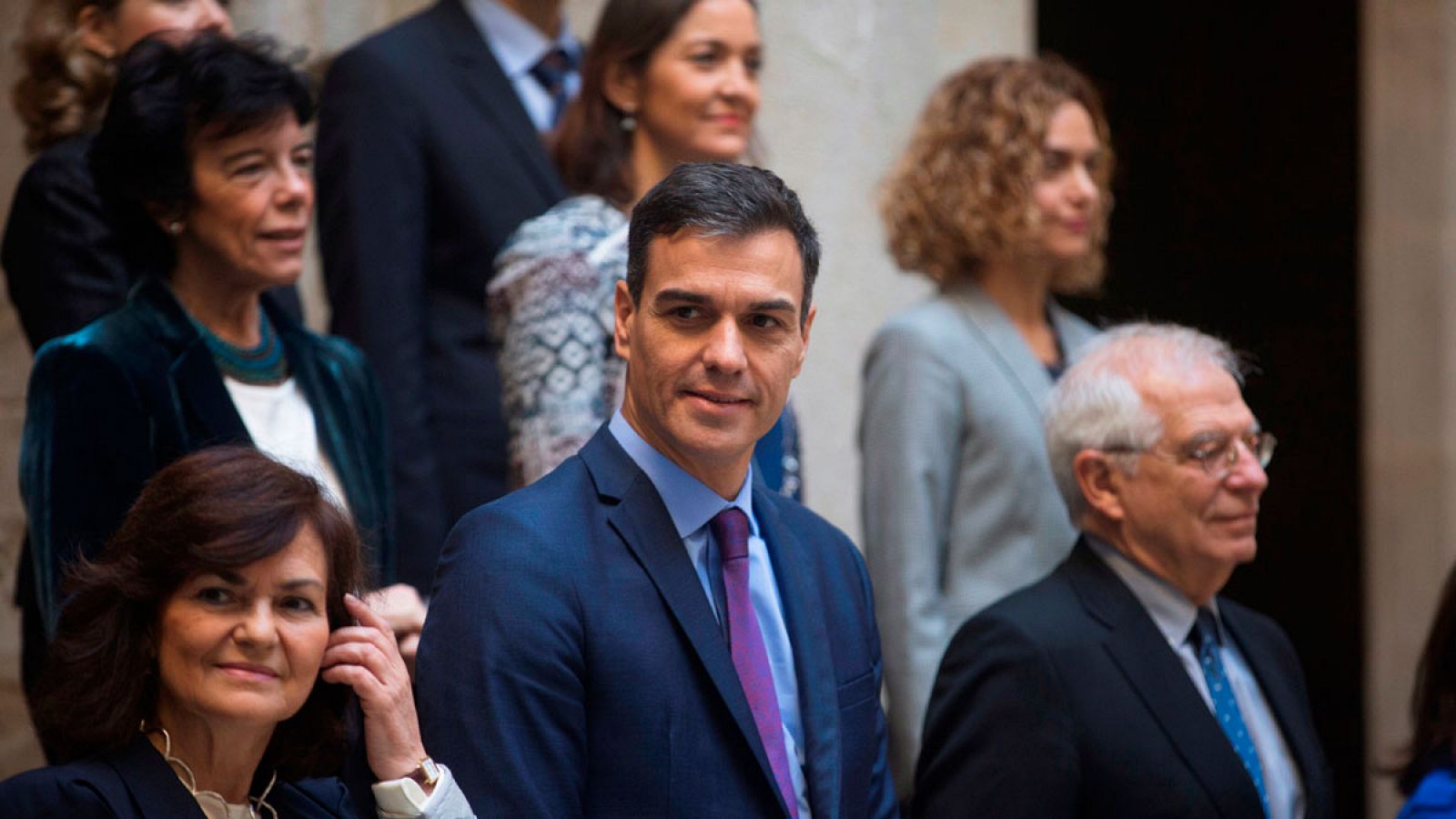 El presidente del Gobierno, Pedro Sánchez, y la vicepresidenta, Carmen Calvo, junto a varios ministros, posan en la foto de familia momentos antes de la reunión del Consejo de Ministros en Barcelona