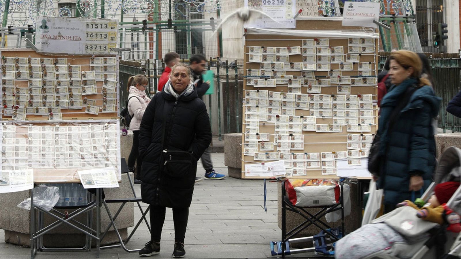 Puestos de venta de lotería de Navidad esta mañana en la Puerta del Sol de Madrid