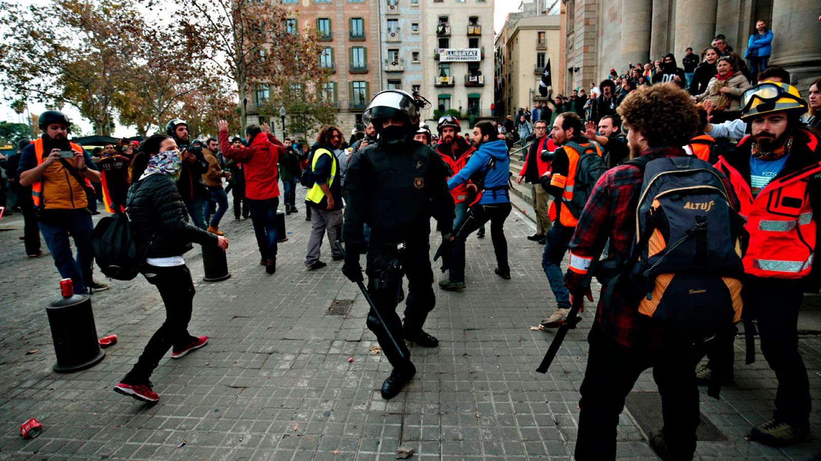 Un mosso dispersa a los manifestantes en la Vía Laietana de Barcelona