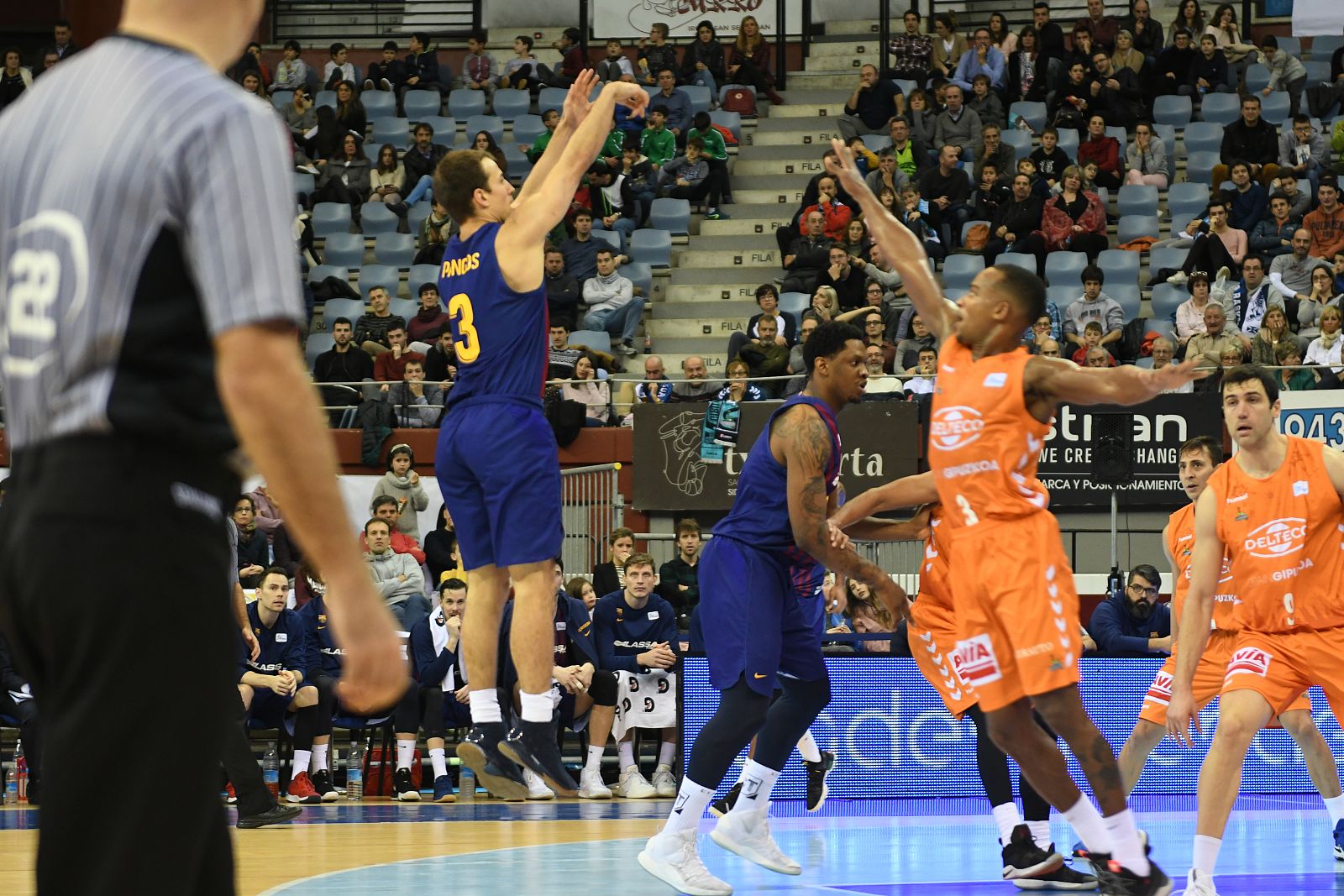 Pangos lanza a canasta en San Sebastián