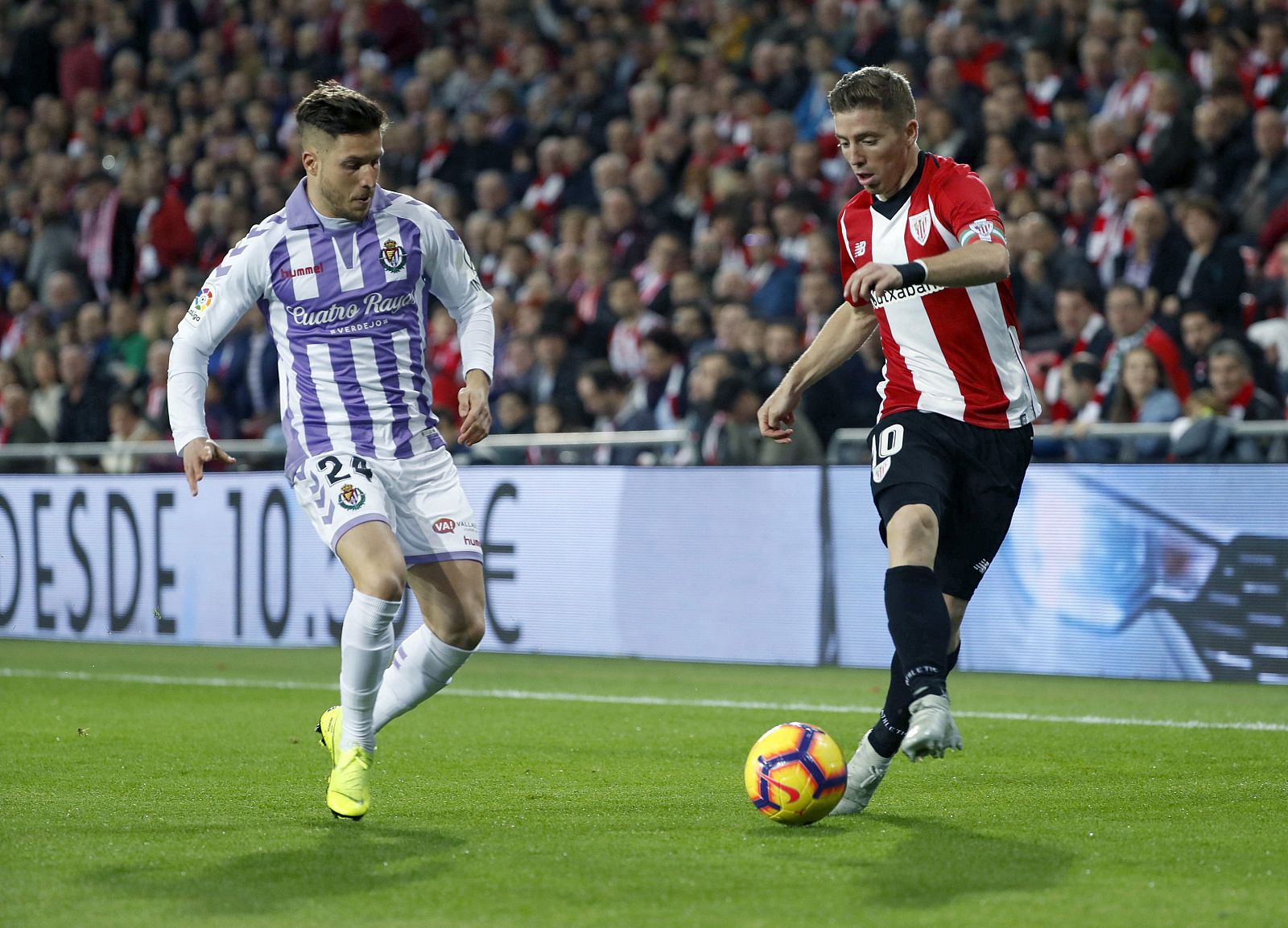 Muniain (d) y Gontan durante el partido de la decimoséptima jornada de Liga de San Mamés.