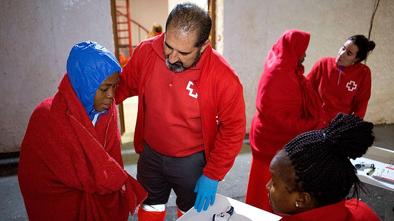 Llegada al puerto de Motril, en Granada, de inmigrantes rescatados por Salvamento Marítimo cuando navegaban en una patera al sur de la isla de Alborán.