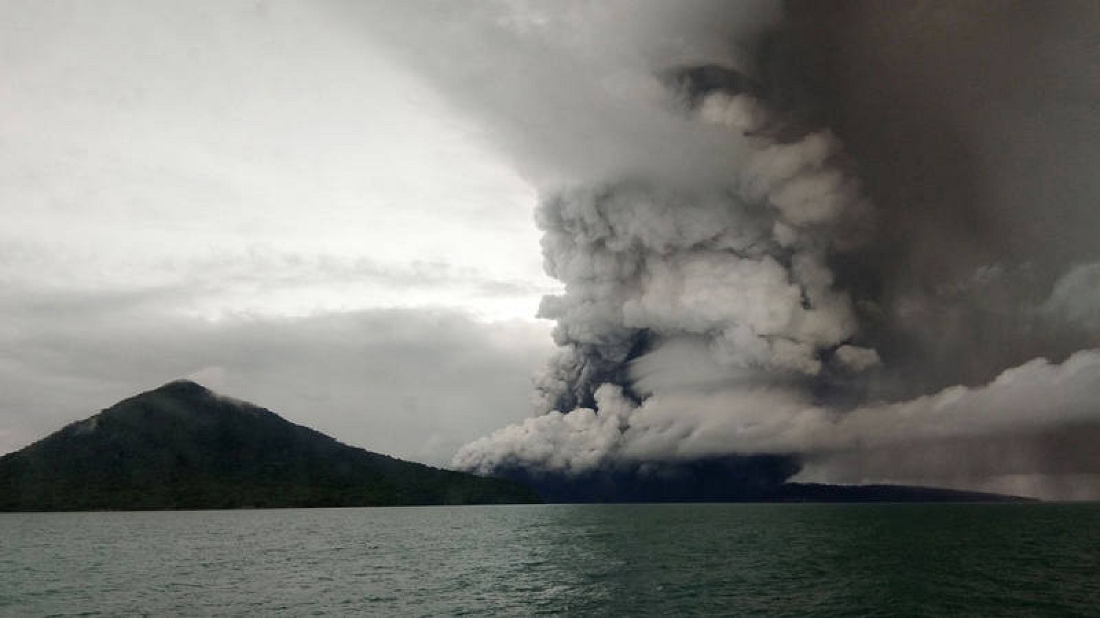 Indonesia eleva la alerta en el volcán Anak Krakatau que provocó el tsunami