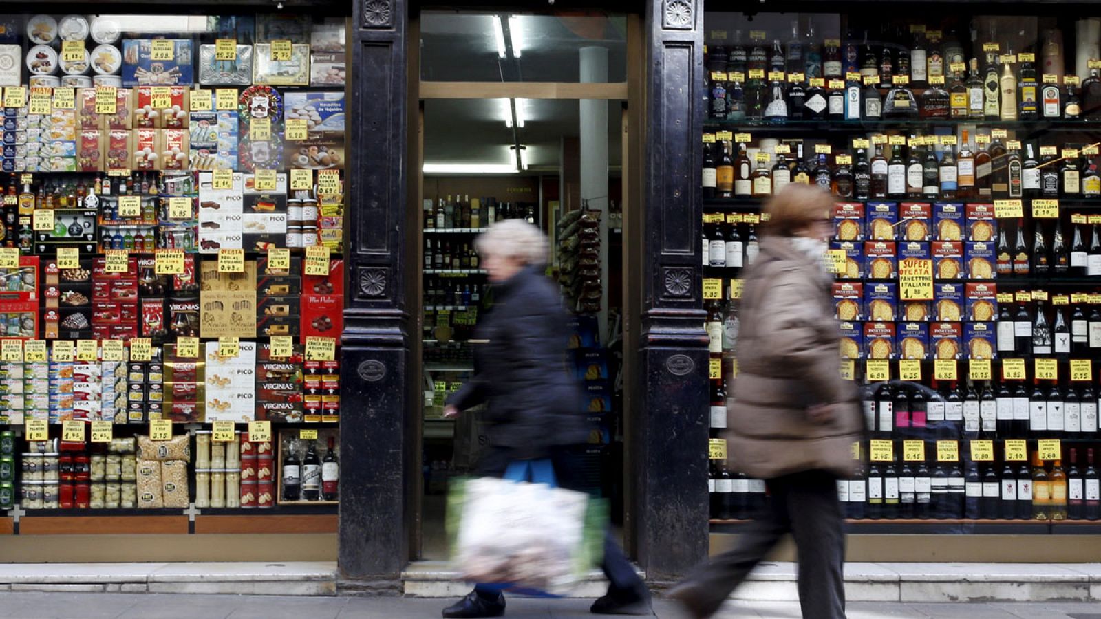 Gente paseando delante de un comercio de Barcelona