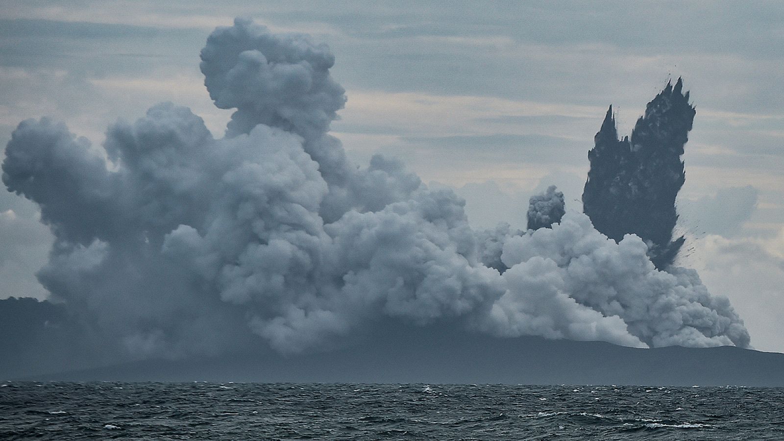 El volcán Anak Krakatau pudo provocar el tsunami de Indonesia