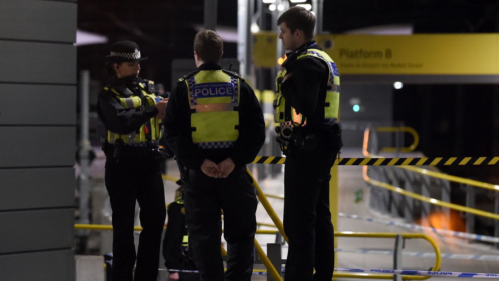 Agentes de policía acordonan la estación Victoria de Manchester tras el apuñalamiento de tres personas