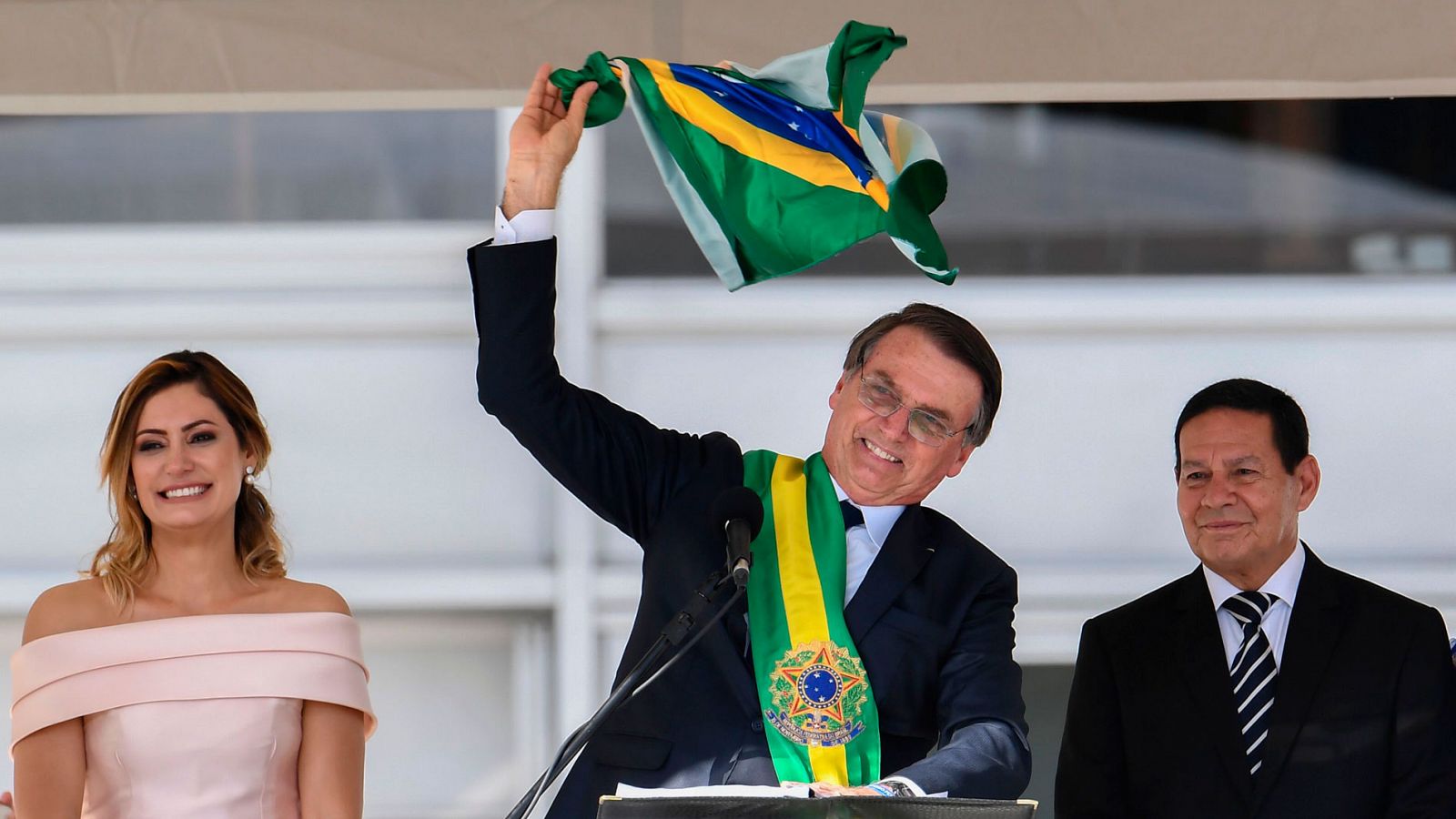 Bolsonaro, junto a la primera dama, Michelle Bolsonaro y el vicepresidente de Brasil Hamilton Mourao