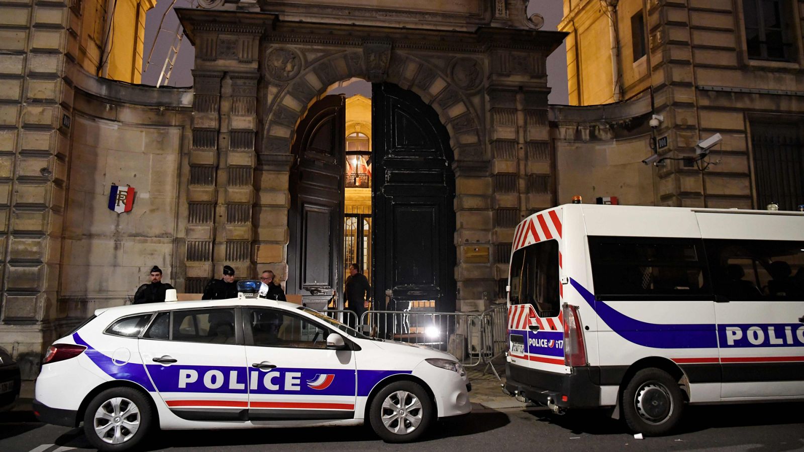 Dos vehículos de la policía frente al edificio del Ministerio de Relaciones con el Parlamento