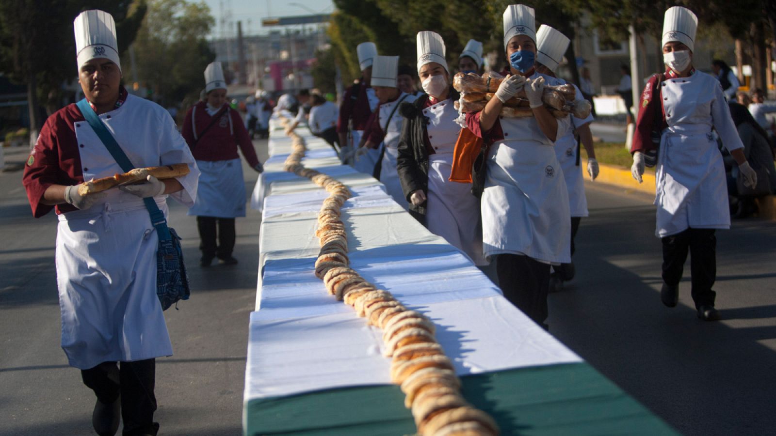 Estudiantes de gastronomía de Saltillo han batido el récord Guinness al roscón de reyes más grande del mundo