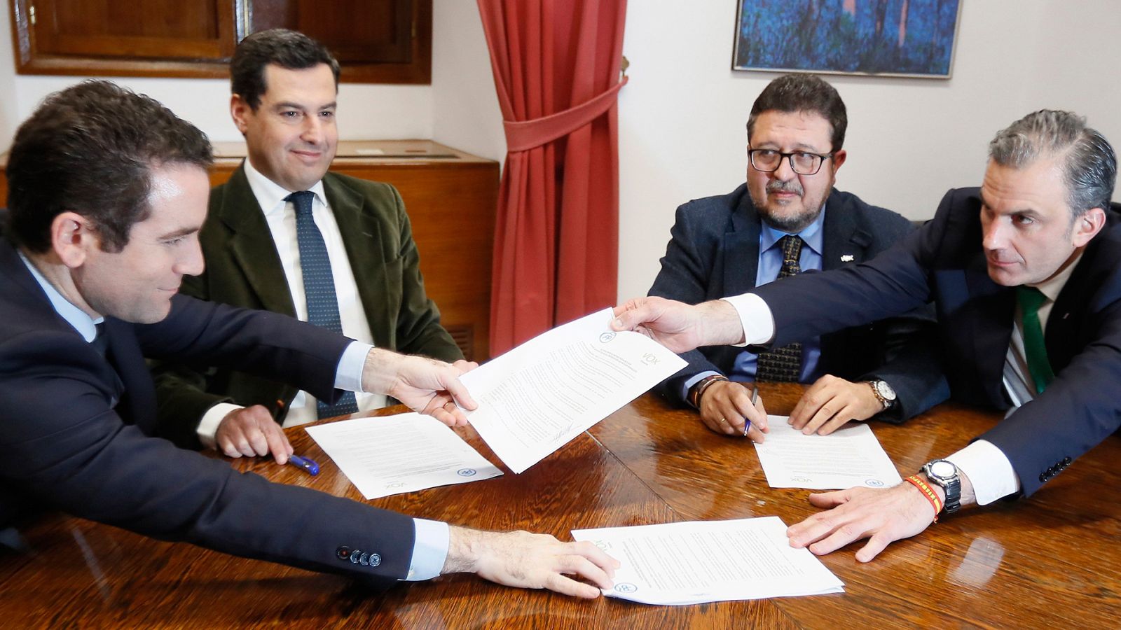 Firma del acuerdo entre PP y Vox para la investidura de Juanma Moreno
