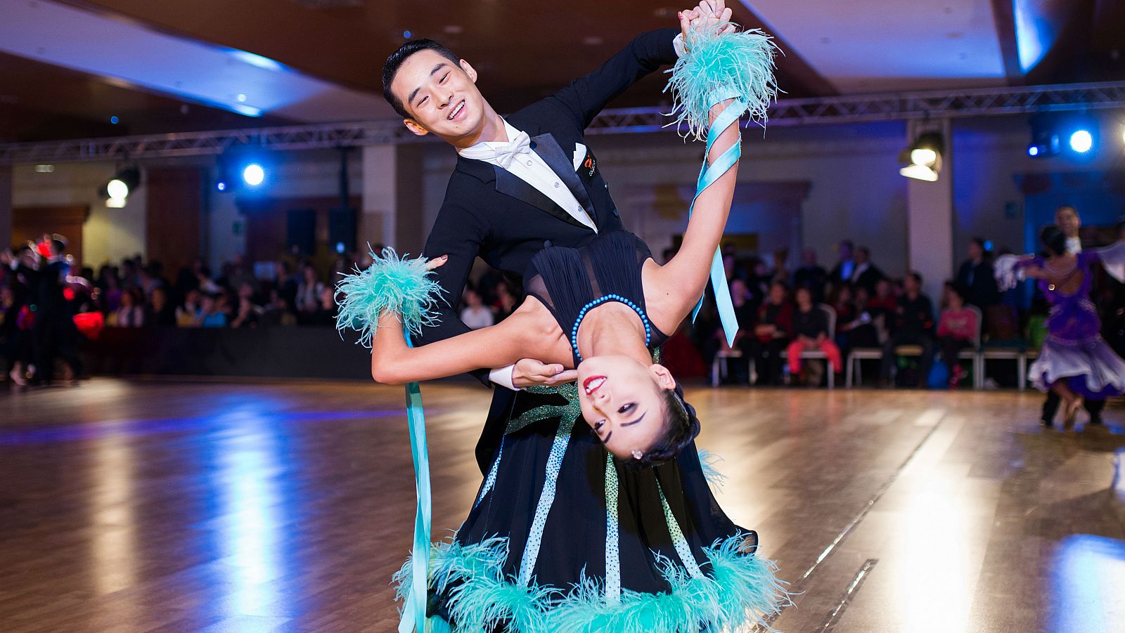 Una pareja baila en la Dancesport Cup 2018