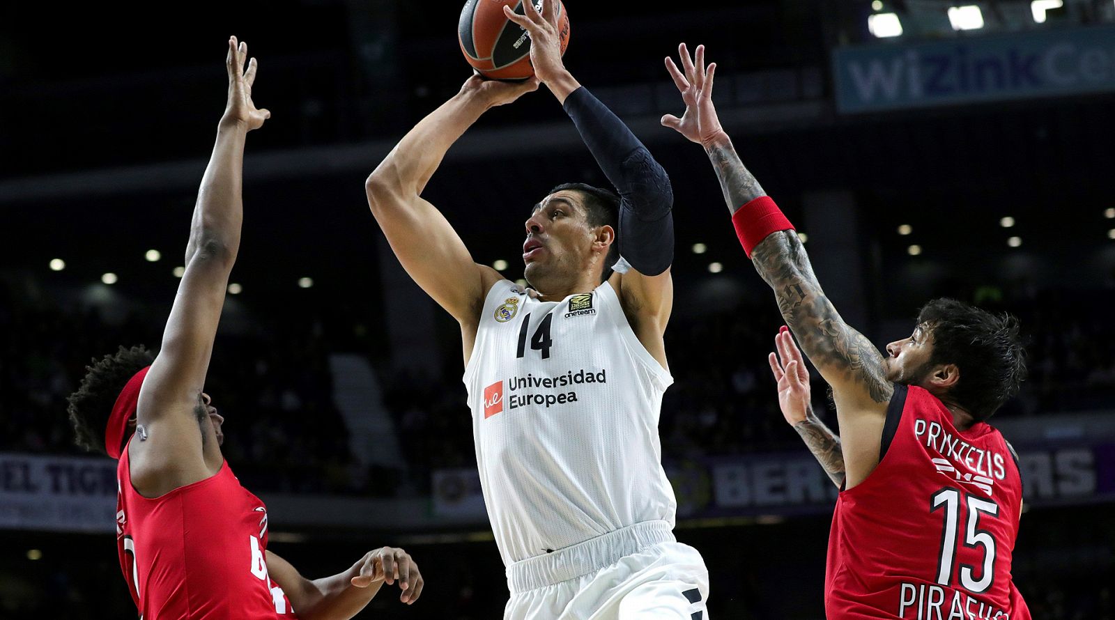 Ayón, en el partido contra Olympiacos.