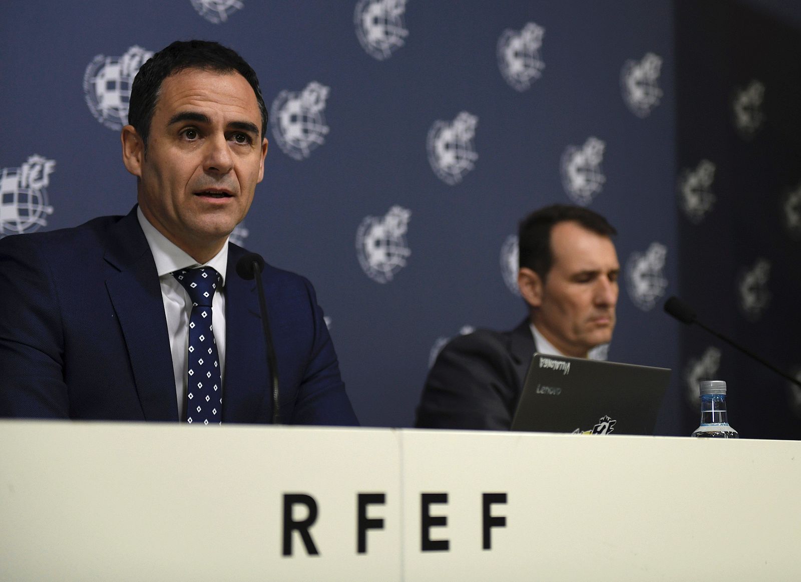 Carlos Clos Gómez (d), director del proyecto VAR, y Velasco Carballo (i), presidente del CTA, durante la rueda de prensa ofrecida hoy en la Ciudad del Fútbol de Las Rozas para hacer balance de la utilización del VAR al término de la primera vuelta de