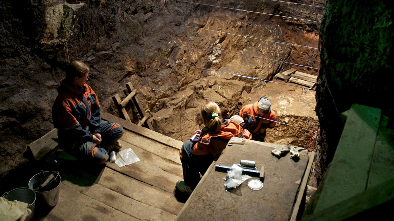 Imagen de archivo de los trabajos de excavación en la cueva Denisova (Siberia, rusia) donde se encontró en 2008 la última especie de homínidos descubierta hasta ahora, bautizada como "denisovanos".