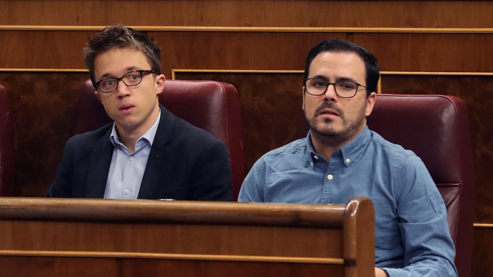 El diputado de Podemos Iñigo Errejón y el de Izquierda Unida Alberto Garzón durante una sesión de control en el Congreso de los Diptados