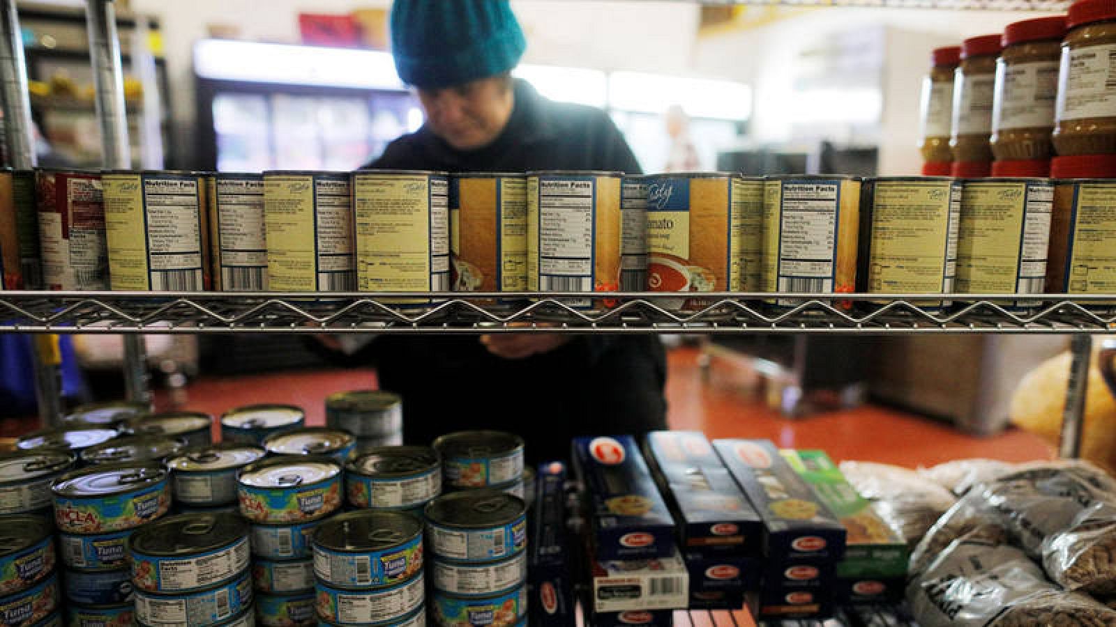  Los voluntarios almacenan productos en las estanterías para atender a los trabajadores federales sin sueldo en Portsmouth, New Hampshire, EE. UU., 18 de enero de 2019.