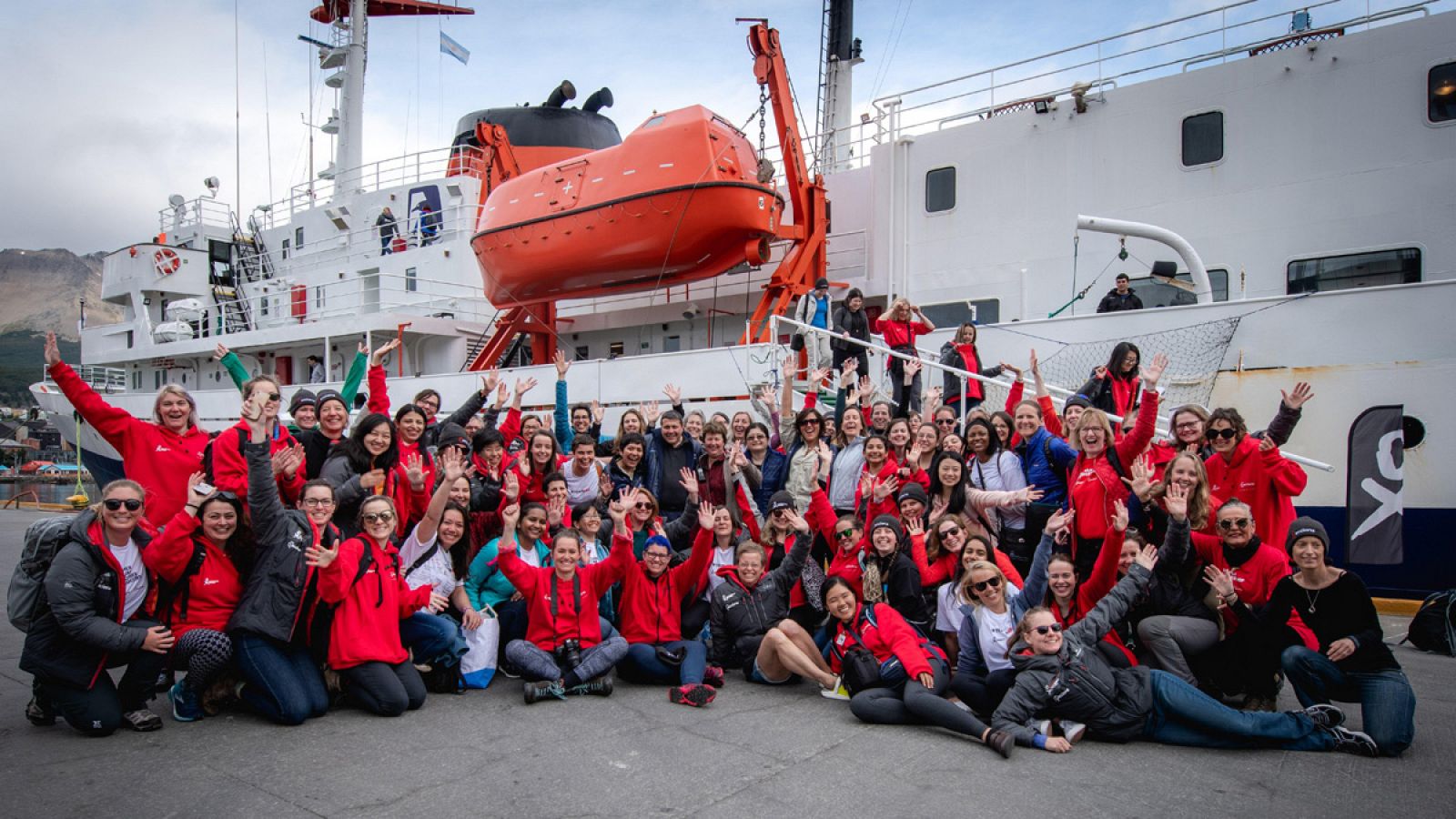 Las ochenta líderes científicas que han recorrido la Antártida a su regreso a la localidad argentina de Ushuaia