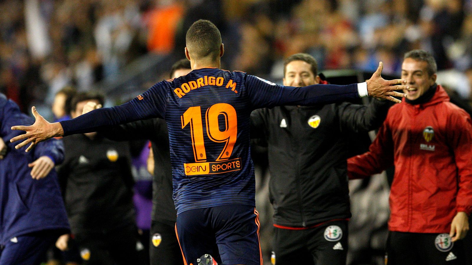 Rodrigo culmina la remontada del Valencia en Balaídos