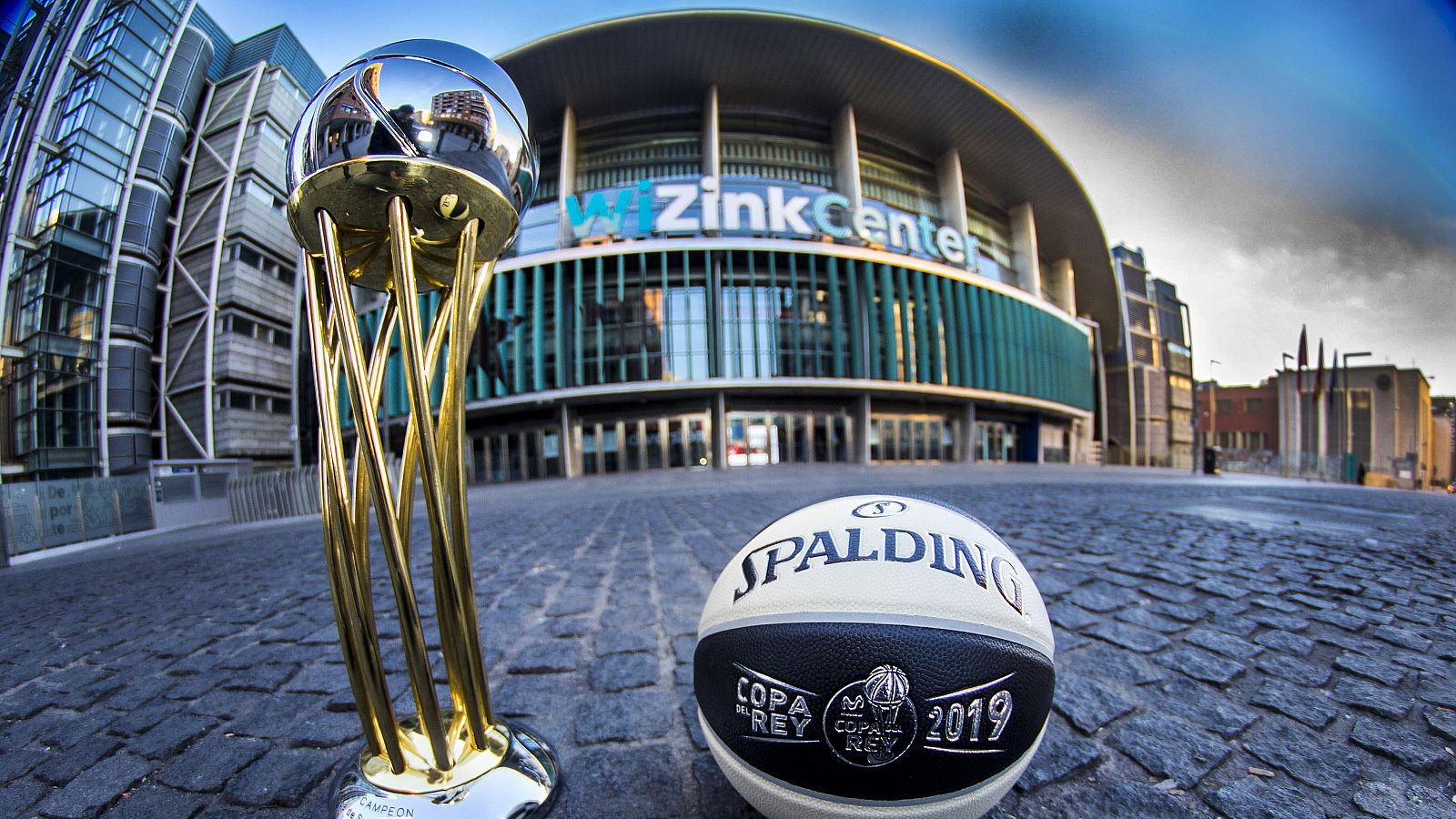 El trofeo de la Copa, en primer término, con el balón oficial y el Wizink Center de fondo.