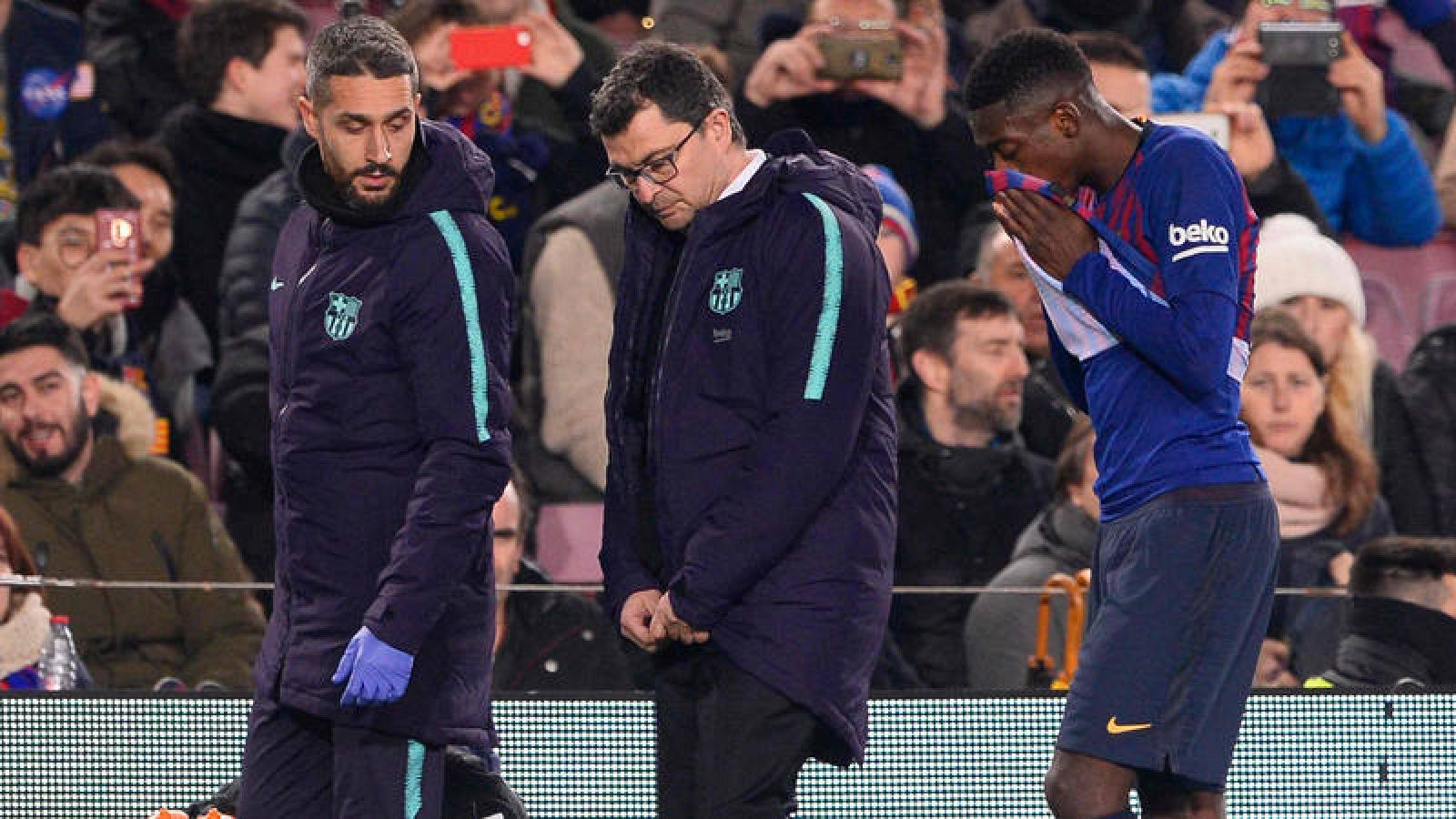 El francés Dembélé (derecha) se retira lesionado en el partido ante el Leganés.